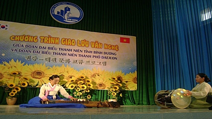 Des jeunes sud-coréens en visite à binh duong